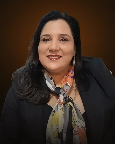 Andreia Santos, de blazer preto e lenço estampado