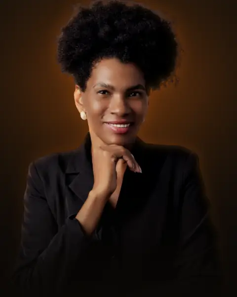 Luciene Cruz, de blazer preto