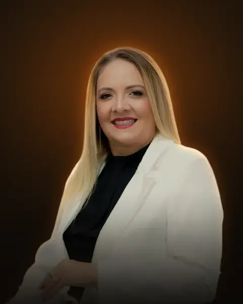 Uesleia Castro, de blazer branco